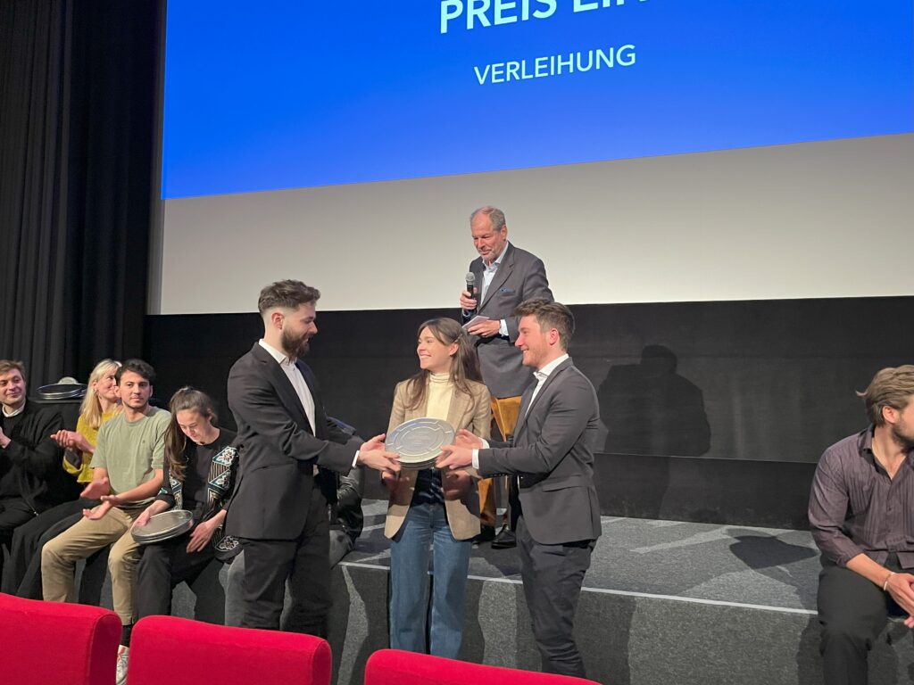 Der Rotary Club München-Hofgarten hat in diesem Jahr bereits zum zehnten Mal sechs „Filme 01“ (Filme aus dem ersten Studienjahr) von Studenten und Studentinnen der Hochschule für Fernsehen und Film (HFF) München ausgezeichnet.